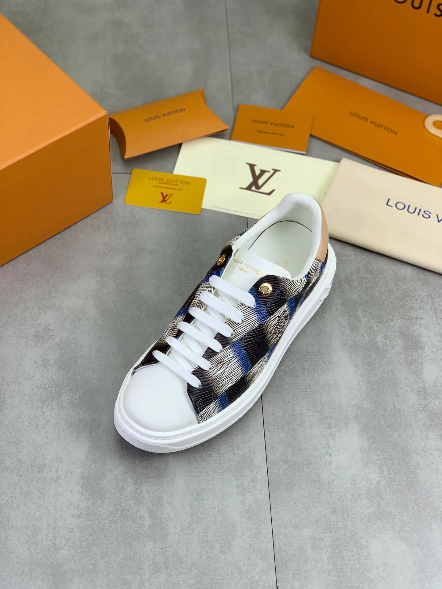 Factory price P700 💶 Top version [LOUIS VUITTON] Couple 🧑‍🤝‍🧑 Craftsman style Counter series (original order) New style 🍀LV Louis Vuitton - top version LV classic high-top trendy shoes! Made of imported original craft calfskin, original breathable lining, and original wear-resistant, lightweight, high-end TPU outsole! High quality products! 3️⃣ colors available, code numbers: female 35-39, male 39-44 (female 40, male 45 46 customized)